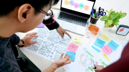 Équipe travaillant sur des wireframes