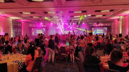 Soirée d’entreprise festive dans une grande salle avec dîner